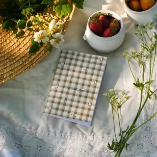 Poser des mots sur ses maux… 🌿🌸
Dans la collection d’été disponible dimanche 29 juin, il y aura également un petit carnet aux pages vierges pour écrire, griffonner, laisser aller sa créativité. Ce nouveau modèle reprend l’imprimé vichy sauge avec les petites fleurs blanches délicates.
Et comme promis, voici l’ultime indice pour deviner le thème de la collection avant le reveal demain : ORPHELINE
Vous avez repéré quelque chose ?
Belle fin de journée 😘
#papeterie#frenchlifestyle#gourmand#carterecette#recette#creativejourney #findingcalm #slowlife#vintageinspired#vintageaesthetic#darkacademia#aquietstyle#vintagemood#vintage#elodie_illustrations