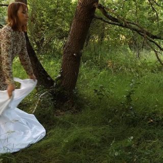 Vous aviez été nombreuses à trouver la réponse ! Cette année, c’est bien l’histoire d’Heïdi qui m’a inspirée ma nouvelle collection d’été. Voici les 4 indices délivrés ces derniers jours et leur signification :
1 - FRANCFORT : la ville où Heïdi est emmenée pour devenir la compagne de jeu de Clara
2 -⛺ : L’emoji « tente » faisait référence à la « tante » d’Heïdi qui la confie à son grand-père au début de l’histoire
3 - Fauteuil : Le fauteuil faisait référence au fauteuil de Clara, la jeune fille handicapée
4 - Orpheline : Évidemment « Orpheline » faisait référence à Heïdi qui a perdu ses parents.
Alors, vous l’aviez ?
La Collection Heïdi ouvre ses portes dimanche 29 juin 1h avant tout le monde pour ceux et celles qui rejoignent « Mon Havre de Paix » (lien dans ma bio)
Je vous souhaite un très bon week-end 😘