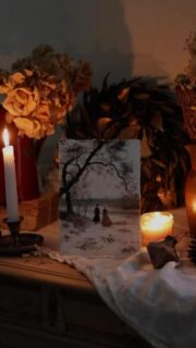 MINI TUTO | Comme promis, je vous partage mon petit tuto pour réaliser ce genre de bords frangés à l’aspect ancien.

Plutôt que de racheter un énième pack de feuilles (j’en ai plein mon placard), je me suis dit que j’allais réaliser les bords frangés moi-même. 

1. J’utilise un papier aquarelle à grain fin 100% coton de la marque Arches (je pense que le papier 100% coton se prête mieux à ce genre de bords frangés)
2. Je trace le format que je souhaite sur ma feuille (ex 15x21cm), puis je trace un 2ème contour à 5mm du bords.
3. Je découpe ma feuille qui fait donc 5 mm de trop de chaque côté (ex : 16x22cm)
4. Je passe légèrement ma lame de cutter sur les tracés à découper
5. Je plie grossièrement sur les tracés
6. Je découpe à la main doucement les bords en créant des petites irrégularités (l’idée c’est que ce soit irrégulier mais pas trop !).

Je suis super contente du résultat, je trouve que ça rajoute un petit cachet désuet à un original ✨.