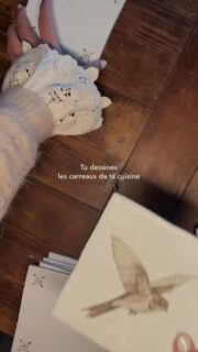 « Tiens j’ai une idée ! J’ai bien envie de dessiner les carreaux de ma nouvelle cuisine. »

Après le ponçage (merci Samuel), la couche d’apprêt, et 59 carreaux dessinés et vernis (sur 105), ce projet est beaucoup plus ambitieux que prévu. De temps en temps je fais des essais avec les carreaux pour voir ce que ça donne, et vérifier que les pièces vont bien ensemble.🥰