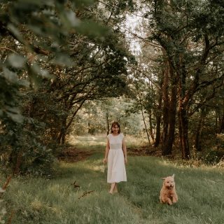 Une pause s’impose… Ce dernier post avant un petit moment car comme beaucoup d’entres vous le savent je pense, je prodigue aussi des conseils à destination pour artistes et plus particulièrement pour les illustrateur·trice·s à travers mon podcast « Illustration, le podcast », et il est temps pour moi d’entrer dans mon era de formatrice.

En début d’année, j’ai décidé de scinder ma communication en deux avec d’un côté mon contenu d’illustratrice par ici, et de l’autre mes contenus de formatrice sur mon autre compte @elodie.learn. Et comme je m’y attendais, c’est très difficile pour moi d’avoir une vraie présence sur ces deux comptes en même temps, c’est pourquoi j’ai décidé de faire une petite pause par ici pour mieux revenir à la rentrée ! 

Je ne vais nulle part, simplement je suis lucide et je sais que je ne peux pas être partout ! Vous allez me manquer ! Si vous êtes illustrateur·trice, je vous invite à me rejoindre sur mon compte @elodie.learn ces prochaines semaines ! 😊

Et sinon profitez bien de la douceur des prochains jours, à très vite ! 😘