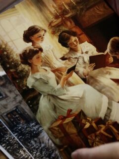 Et c’est une fin de saison qui se termine en beauté ! Toutes les commandes effectués sur ma boutique ont été expédiées, et il est enfin temps pour moi de ralentir un peu le rythme. Merci du fond du cœur pour votre confiance et votre soutien.🎄✨

Comme vous le savez si vous me suivez depuis un moment, cette année avait une saveur particulière car j’ai débuté le pastel à l’huile en début d’année ce qui a permis d’élargir considérablement mon champs créatif et surtout de retrouver de l’envie et du plaisir. 

Avec le dernier pic de commandes, j’ai eu peur de terminer la saison en manquant de matériel, mais j’ai fini avec plus aucune enveloppe, carton, stickers et même crayon doré, mais toutes vos commandes ont été bichonnées et préparées avec amour et passion. Pour ceux et celles qui sont là depuis longtemps, merci de suivre mes aventures par ici et de m’avoir suivi dans ce tournant, et pour les nouveaux et nouvelles, bienvenue à vous, j’espère que ce que vous trouverez ici vous donnera le sourire. 

Je vous souhaite un bon week-end ❤️.

#oilpastel #christmas #art