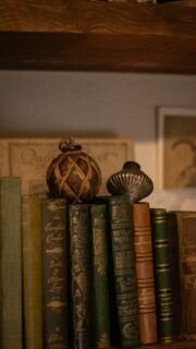 Faire du beau avec ce qu’on a sous la main. ✨

J’aurais rêvé d’une guirlande de sapin 100% naturelle, mais c’est très difficile à trouver à des prix abordables. Donc je me suis inspirée de @lydia en ajoutant quelques branches de sapin, de cyprès et de houx trouvés près de chez moi sur ma guirlande artificielle. 

J’adore le résultat, c’est tellement plus chaleureux et authentique et ça m’a vraiment pas pris longtemps. Ça vous plaît ? ✨🎄

#diyhomedecor #christmas