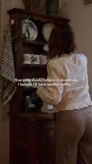 Le café et moi c’est une grande histoire d’amour. C’est comme un bon copain qui me tient compagnie et me garde bien au chaud. ☕ #coffeeaddict #coffeelover