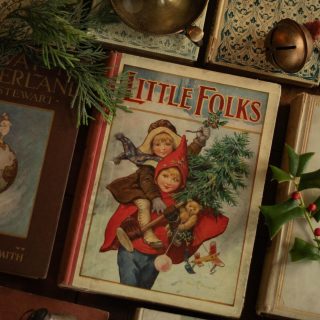 LA BIBLIOTHÈQUE DU PÈRE NOËL ✨| En ce 1er décembre, début officiel des festivités de Noël, j’avais envie de vous partager comme chaque année, ma petite collection de livres anciens de Noël. Une collection qui s’agrandit doucement au fil des années, et qui contribue inévitablement à me faire glisser dans la nostalgie du Noël d’antan.

Rien de tel que des livres pour humaniser son intérieur et c’est la raison pour laquelle je collectionne ces livres anciens qui ont vécu 1000 vies avant d’arriver entre mes mains, et dont les pages au-delà de leurs histoires ont tellement de choses à raconter. 

Ces livres sont mes petits trésors, en particulier les livres de Noël qui ont le pouvoir de me ramener directement en enfance à une époque que je n’ai pas connu, mais qui me parait tellement plus simple et plus douce qu’aujourd’hui.

Je vous souhaite un bon 1er jour l’Avent ! Je peine à croire que dans quelques semaines, il sera déjà temps de fêter Noël ! Qui a hâte ? 🙋🏻‍♀️🎄✨