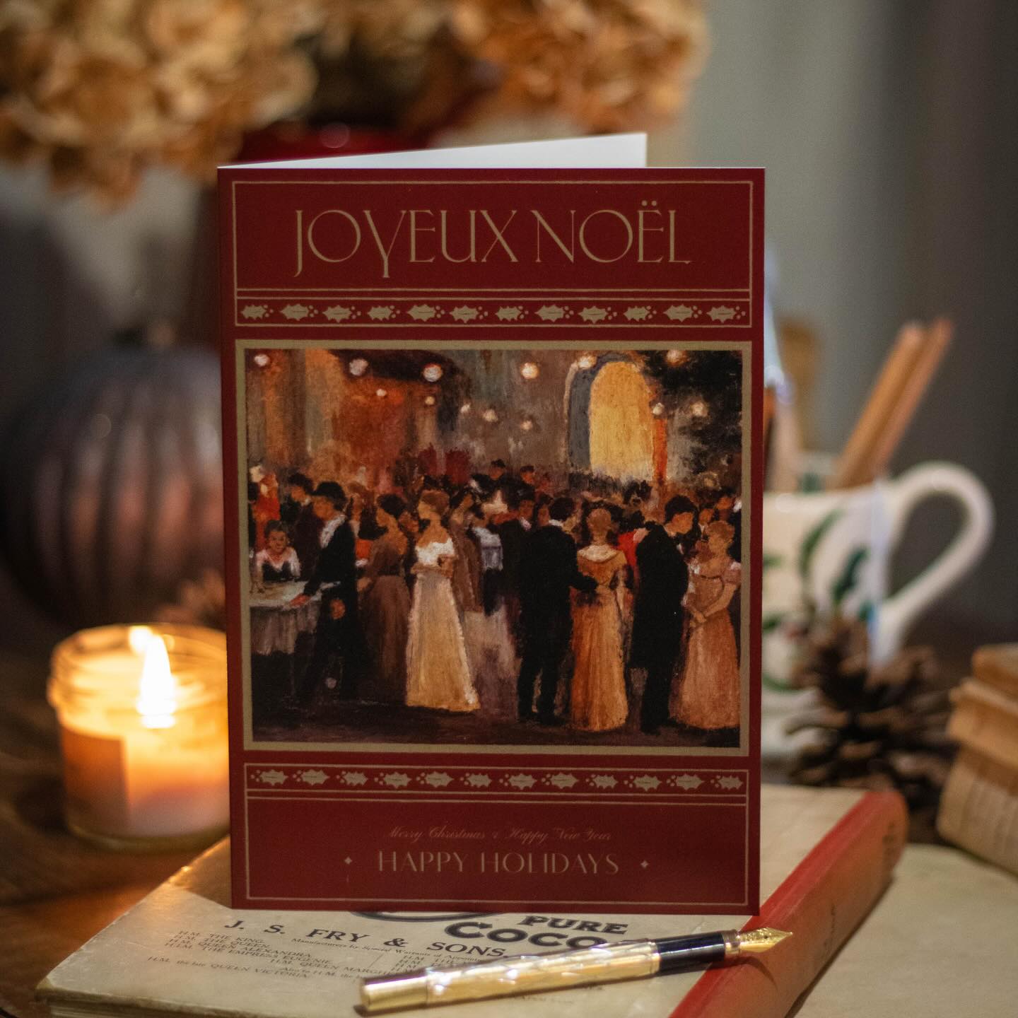 CARTE DE VOEUX « Le Domaine Enchanté »| Jeudi soir prochain (4 décembre), dans la collection de papeterie de Noël, il y aura également cette nouvelle carte de voeux double, format A5 et accompagnée de son enveloppe.

C’est le moment où je vous spamme un peu car j’ai envie de vous présenter toutes les nouveautés avant la mise en ligne de jeudi. Après coup, je trouve que cette carte à un petit côté art déco, qu’est-ce que vous en pensez ? 

Comme vous pouvez le voir, vous pouvez y retrouver une partie zoomée de mon illustration au pastel « Le Domaine Enchanté ». 

J’espère que votre week-end a été reposant ? Belle soirée 😘✨