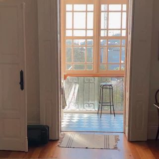 La semaine dernière, j’étais en vacances à Porto et je pense sincèrement que ce séjour fait partie de mon top 3 en terme de voyage. J’ai adoré l’atmosphère de cette ville, sa douceur de vivre et son authenticité. 

C’est le genre de villes où l’on peut flâner le nez en l’air pendant des heures sans jamais se lasser. Il faut dire que Porto a tellement de richesses à découvrir à commencer par son architecture entre les azulejos colorés qui recouvrent les façades mais aussi les bâtiments Art Nouveau et Art Déco, il y en a pour tous les goûts. 

La période a sûrement joué aussi, la ville était plutôt calme ce qui a rendu ce séjour encore plus agréable. 

En début d’année, j’ai pris la décision de laisser plus de place à ma créativité et je me rends compte que ces parenthèses loin du quotidien jouent un rôle plus important que je ne le pensais. Elles permettent de se reposer mais aussi de prendre du recul sur tout ce qui peut être anxiogène au quotidien et qui n’est finalement pas si grave ou important. Je pense que je sous-estimais à quel point s’éloigner, même brièvement, pouvait remettre les choses à leur place.

Je suis heureuse de m’être fait ce cadeau d’une semaine de coupure totale avec le travail (hormis les stories que j’ai partagées ici), ça m’a fait du bien. 

J’espère que vous avez apprécié découvrir ou redécouvrir Porto à travers mes partages, en tout cas si vous recherchez une destination à la fois inspirante et apaisante, je ne peux que vous conseiller Porto.

#Porto