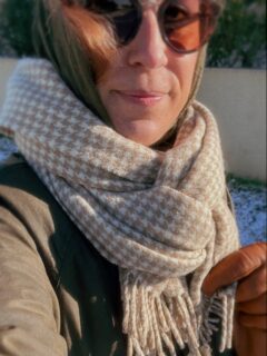 3 cm de neige et tout le monde retrouve son âme d’enfant.❄️✨

Hier soir en voyant passer toutes les stories de neige sur Paris j’avais tellement de fomo de ne pas y être, mais ce matin j’ai eu la jolie surprise de découvrir mon petit village oléronais recouvert d’un beau manteau blanc à son tour. Comme si je m’étais téléportée dans ma dernière illustration de village enneigée.

Quel enchantement, un vrai cadeau qui arrive si rarement sur l’île d’Oléron. La neige a le pouvoir de rendre tout plus paisible et envoûtant. Pourvu que ça tienne un jour ou deux qu’on en profite encore un peu ❄️✨.