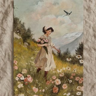 Affiche « Le bouquet » 💐| Cette illustration, vous la connaissez déjà, je l’ai réalisée à vos côtés lorsque je faisais mes débuts au pastel gras en début d’année.
Elle a une valeur symbolique pour moi puisqu’elle marque un tournant dans mon style et pour la première fois depuis longtemps un certain lâcher prise.
En maniant mes pastels, j’ai repris du plaisir à « peindre » des paysages champêtres et même si la peinture à l’huile académique m’intimide encore, travailler la matière avec les doigts, jouer avec les couleurs, m’a donné l’impression de toucher du doigt l’art des grands peintres impressionnistes qui m’inspirent.
Et comme vous le savez peut-être, en ce moment je suis en train de faire une autre illustration au pastel qui à l’inverse de cette première me donne du fil à retordre. Alors que pour celle-ci, j’ai eu l’impression que tout était fluide, évident. C’est pour cette raison qu’elle a une place particulière dans mon cœur.
Elle représente bien sûr les alpages d’Heïdi qui descend tranquillement la colline, les bras chargés de fleurs. En s’approchant, on pourrait presque sentir les fleurs de montagne, le souffle du vent, le parfum des vacances de notre enfance en pleine nature.
Je suis heureuse de pouvoir vous la proposer au format A4 et 30 par 40 ce dimanche 29 juin.
J’espère que cette affiche vous plaira et trouvera une place dans votre cœur et dans votre foyer. 🌿❤️
La Collection Heïdi ouvre ses portes dimanche 29 juin, 1h avant tout le monde pour ceux et celles qui rejoignent « Mon Havre de Paix » (lien dans ma bio)