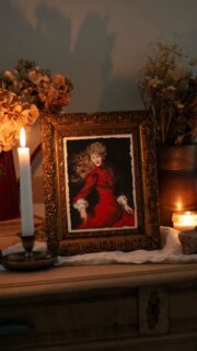 « La Danseuse » 💃🏼✨ | Comme vous l’aurez compris, cette danseuse c’est Yvonne de Galais, héroïne du roman « Le Grand Meaulnes », le thème que j’ai choisi pour ma mini-collection. Durant la fête nocturne, elle danse en farandole avec les enfants avec sa robe rouge flamboyante. Cette pièce unique réalisée au pastel à l’huile sera disponible demain à 20h00 sur ma boutique (lien dans ma bio).

J’espère que vous serez sensible à cette atmosphère « Belle époque » que j’ai voulu partager avec vous à travers les quelques créations originales que j’ai réalisées pour cette collection.

#pastels#vintageinspired#vintageaesthetic#darkacademia#aquietstyle#vintagemood#vintage#elodie_illustrations#impressionism#oilpastelart