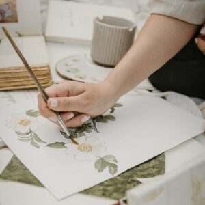 Dans cet épisode, je partage un plan en 4 étapes pour créer et structurer une offre de dessin personnalisé et scalable.