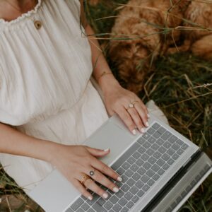 Dans cet épisode, je te partage mes meilleurs conseils pour améliorer tes fiches produits en quelques clics sur Woocommerce.