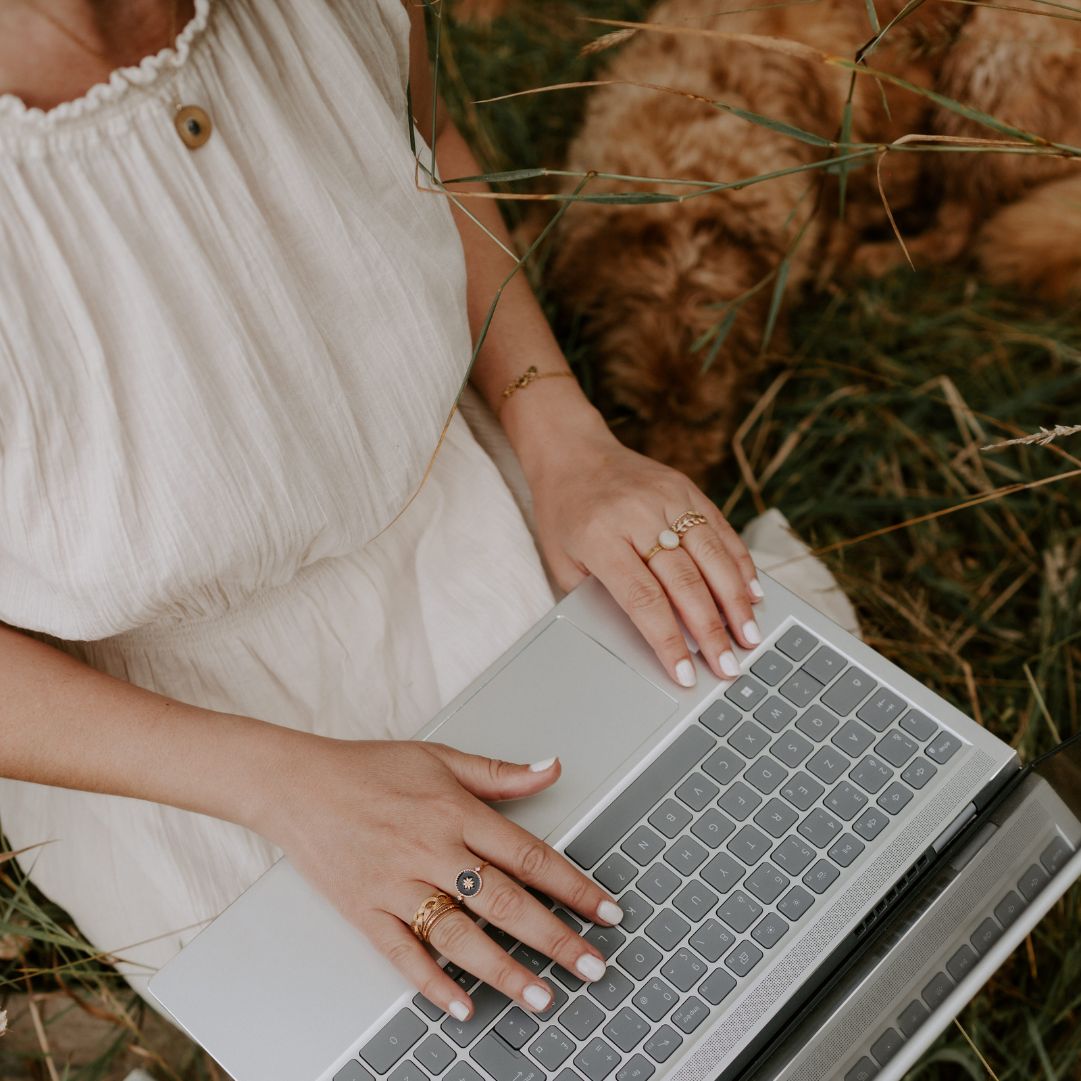 Dans cet épisode, je te partage mes meilleurs conseils pour améliorer tes fiches produits en quelques clics sur Woocommerce.