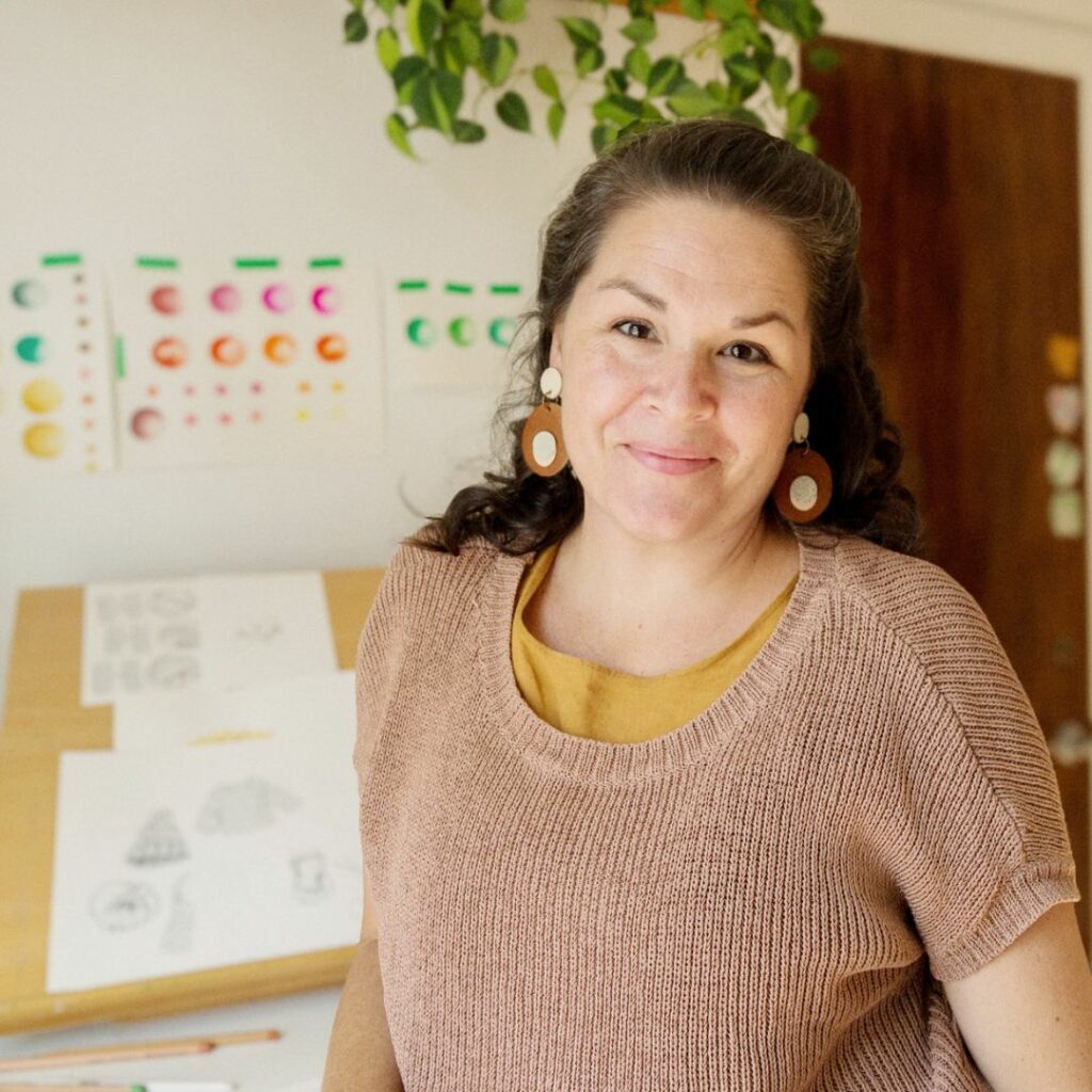 D'illustratrice commerciale à créatrice de papeterie, Katrinn Pelletier a réussi sa transition créative avec brio.