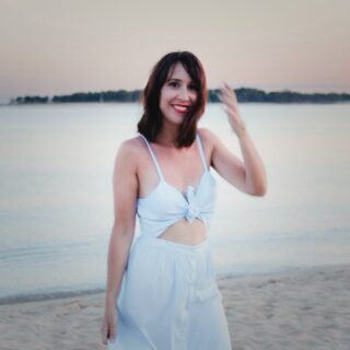 2016. C’était une année importante et pleine de surprises, certaines agréables, d’autres que je suis heureuse d’avoir laissé au passé.

À l’époque, je travaillais sur des projets d’illustration commerciale (pub, presse, édition), et j’ai eu le plaisir d’être invitée au Grand Palais assister au défilé Stella Mc Cartney : une expérience surréaliste et un gage de reconnaissance immense.

2016, c’est aussi l’année où je passe mon site sur Wordpress et où j’ouvre un nouveau blog sur lequel je partage mes conseils d’illustratrice ce qui 4 ans plus tard me permettra d’avoir une audience à qui proposer ma première formation. 

Cette même année, j’investis dans mon premier réflex. Je commence à photographier ce qui m’entoure et à éditer mes photos avec des filtres trop roses et « cramés » comme le voulait la tendance. Je faisais des petits shootings « looks », et je créais des « flatlays » pour présenter les créations de ma boutique.

Côté perso, c’était plus mitigé, je perd mon chat Kalua (9 ans), et on m’annonce un cancer des ovaires nécessitant une ablation qui entrainera une ménopause précoce. J’ai 34 ans, et c’est la douche froide. Mais j’ai envie de continuer à avancer, alors pour me changer les idées avant mon opération, on part en road trip à travers la France. L’occasion de découvrir des paysages magnifiques : le goût pour la nature, les petits villages de campagne et les cottages était déjà bien présent. La passion pour les fleurs de saison également dont je suivais la floraison chaque année : magnolia, fleurs de cerisiers, glycines.

Par bien des côtés, je prends conscience que 2016 était une année importante, un tournant, une étape dans mon activité et dans ma vie personnelle. Lennon n’était pas encore là, mais mon copain de l’époque avait une chienne, Sira qui m’a donné l’envie 4 ans plus tard d’adopter Lennon. Je ne sais pas si beaucoup d’entres vous étaient déjà là à l’époque, mais si oui, n’hésitez pas à me faire un coucou dans les commentaires !

#2016throwback