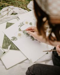 Dans cet épisode, je partage avec toi les détails qui font toute la différence lorsqu'on choisi de passer de la passion à l'illustration.